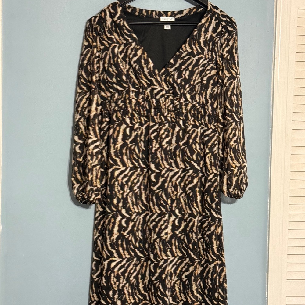 Sofia Vergara Black and Cream Sheath Dress with Long Bishop Sleeves and V-Neck - Picture 2 of 12
